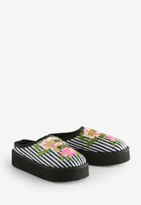 Zoccoli neri con piattaforma con tessuto a righe decorato con ricami floreali, dettagli dorati e suola imbottita. Design con retro aperto per una facile calzata.