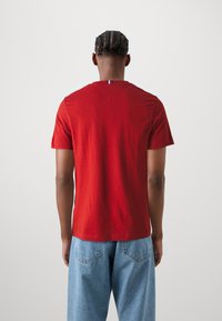 Tommy Hilfiger STRIPE TEE - T-shirt con stampa - dark magma