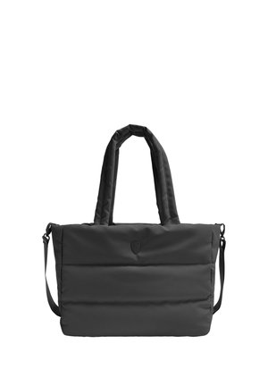 Bolso tote negro acolchado con dos asas, una correa de hombro desmontable y un pequeño logo en forma de escudo centrado en la parte delantera.