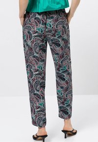 Pantalons en paisley dans des tons de bleu, rouge et vert. Tissu léger, coupe droite, poches latérales, ourlet soigné. Ajustement confortable.