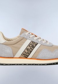 Sneaker beige e grigia con lacci bianchi, pannelli in suede strutturato e il nome del marchio "NAPAPIJRI" sulla striscia laterale bianca, bordo della suola arancione.