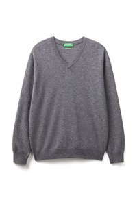 Szary sweter w serek wykonany z miękkiego, strukturalnego materiału. Posiada długie rękawy z ściągaczami oraz ściągacz na dole. Zielona metka marki przy szyi.