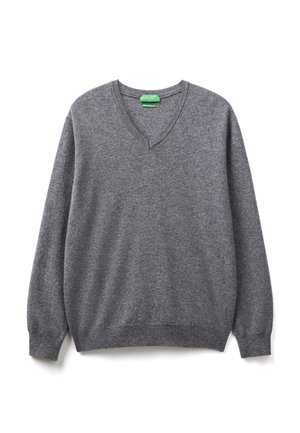 Szary sweter w serek wykonany z miękkiego, strukturalnego materiału. Posiada długie rękawy z ściągaczami oraz ściągacz na dole. Zielona metka marki przy szyi.