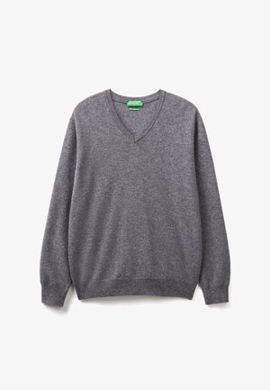 Szary sweter w serek wykonany z miękkiego, strukturalnego materiału. Posiada długie rękawy z ściągaczami oraz ściągacz na dole. Zielona metka marki przy szyi.
