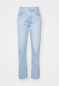 Jeans de mezclilla azul claro con una cintura alta, piernas rectas, diseño de cinco bolsillos y cierre de botón metálico. Textura suave con un mínimo desgaste.