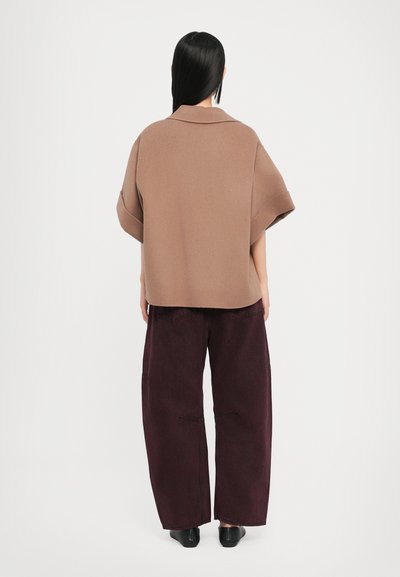 Haut en laine mélangée marron surdimensionné avec un col, associé à un pantalon large bordeaux foncé. Design simple avec un minimum de détails.