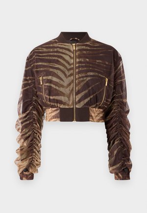 Veste bomber courte à rayures zèbre marron et beige avec manches longues froncées, taille élastique, et détails de fermeture éclair dorée à l'avant et sur les poches.