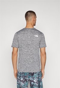 Hallidehalli hallitusseente t-särk, lühikeste varrukatega ja ümmarguse kaelusega, millel on The North Face logo valge värviga ülakehas, tekstureeritud kangas.