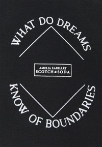 Sort stof med hvidt broderet tekst: "HVAD VED DRØMME OM GRÆNSER" og "AMELIA EARHART SCOTCH & SODA" logo i midten.