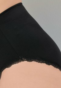 Sous-vêtements en tissu noir taille haute avec une texture lisse et une bordure en dentelle le long des ouvertures de jambe. Design simple et sans coutures.