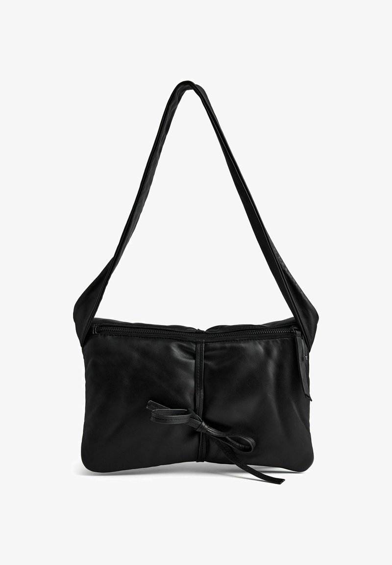 Melnas ādas pleca soma ar rāvējslēdzēja aizdari, gluda tekstūra un dekoratīvs saišu akcents centrā. Vienkāršs, taisnstūra dizains.