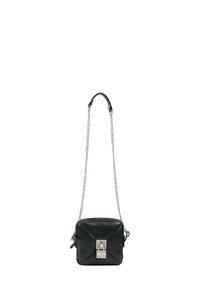 Borsa a tracolla nera in pelle con tracolla in catena argentata, forma quadrata, pannello frontale testurizzato e dettagli in metallo argentato.