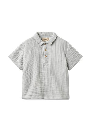 Jasnoszara koszulka polo z krótkim rękawem, wykonana z tkaniny o fakturze, z trzema brązowymi guzikami na listwie, kołnierzyk odłożony, widok z przodu.