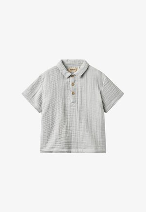 Polo à manches courtes gris clair avec tissu texturé et trois boutons bruns sur le plastron, col replié vers le bas, vue de face.