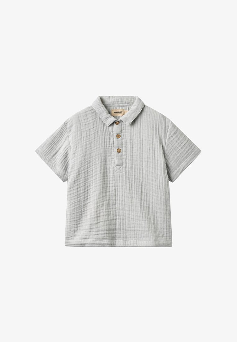 Polo à manches courtes gris clair avec tissu texturé et trois boutons bruns sur le plastron, col replié vers le bas, vue de face.
