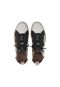 Sneaker in pelle nera con stampa animale testurizzata, punta in suede beige e lacci scuri. Accentuati da un tab in pelle marrone e una marcatura dorata.