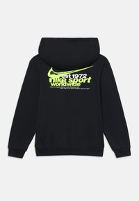 Sweatshirt preto com um grande logo Nike em neon verde e texto nas costas, apresentando um capuz com cordão e punhos e barra em canelado.
