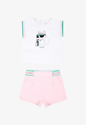 Witte mouwloze top met een kat in zonnebril en een vizier grafiek, gecombineerd met lichtroze shorts met een groen en roze gestreepte tailleband.