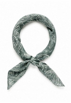 Gråt bandana med paisley-mønster bundet i en løs knude med to hængende ender, vist på hvid baggrund.