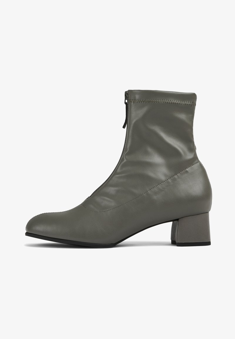 Kožené kotníkové boty v šedé barvě s elegantním designem, bočním zipem a kulatou špičkou. Obsahují krátký čtvercový blokový podpatek pro stabilitu.