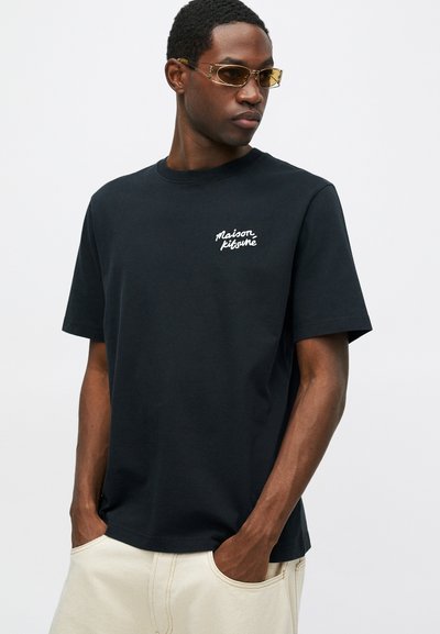 Čierne bavlnené tričko s krátkymi rukávmi a okrúhlym výstrihom, s bielym vyšívaným logom "Maison Kitsuné" na hrudi.