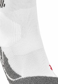 Calzino bianco con accenti grigi, caratterizzato da un tessuto lavorato, una parte superiore a coste e un dettaglio con logo rosso vicino alla caviglia.