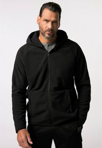 Zwarte fleece zip-up hoodie met een voorzijde rits, twee zakken en een capuchon. Kenmerkt zich door een gestructureerde stof en een subtiele logo op de borst.
