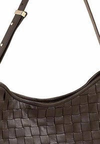 Borsa a tracolla in pelle intrecciata marrone con finitura liscia, dotata di un'unica tracolla regolabile e bordo superiore arrotondato. Accenti in oro sobrio.