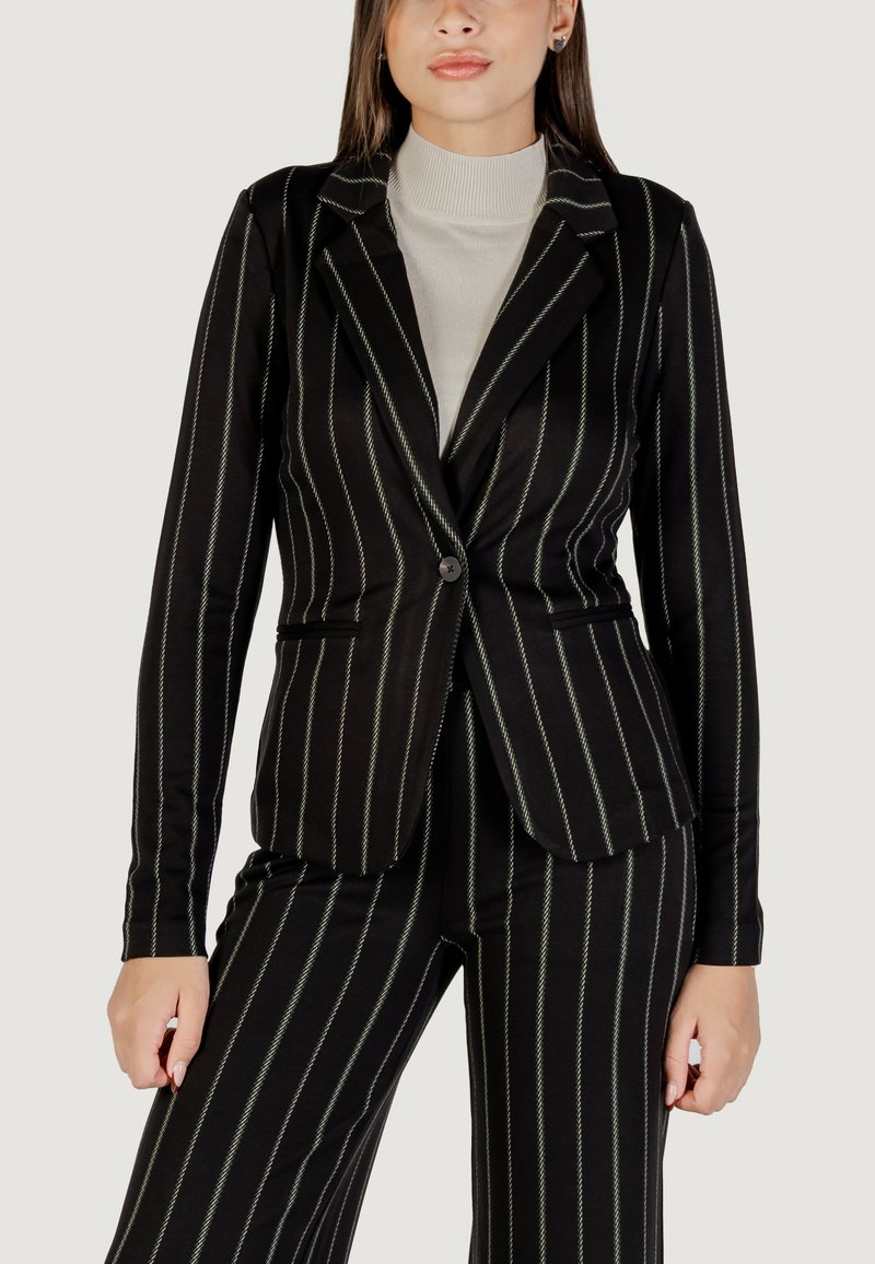 Černý blazer s pruhovaným vzorem, přizpůsobený střih, zapínání na jeden knoflík a klopové kapsy. Má hladkou texturu a klopové límce.