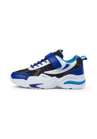 Chaussure de sport noir et blanc avec des accents bleus, présentant un dessus en mesh, une languette rembourrée, une sangle ajustable et une semelle blanche épaisse.