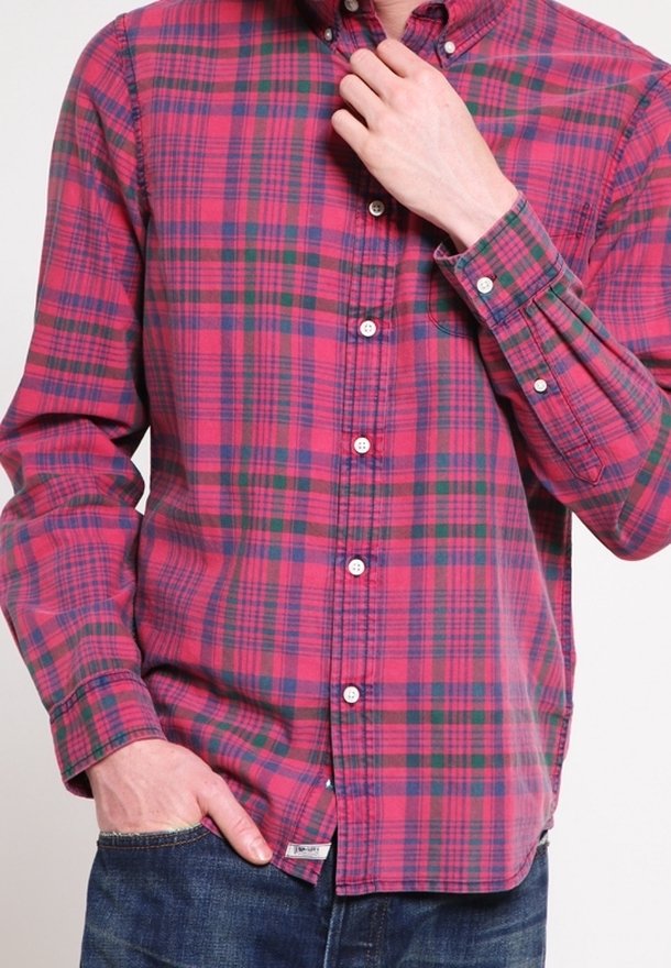 Czerwono-zielona flanelowa koszula w kratę z kołnierzykiem zapinanym na guziki, długimi rękawami i guzikami z przodu; posiada kieszeń na piersi.