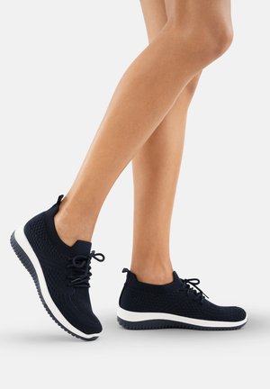 Scarpe sportive a maglia navy con suola bianca, caratterizzate da una tomaia testurizzata, punta arrotondata e chiusura con lacci. Design leggero e flessibile.