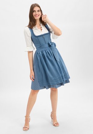 Blaues traditionelles Kleid mit tailliertem Oberteil, gerüschtem Ausschnitt und weitem Rock. Verfügt über ein Satinband in der Taille und strukturierte Muster.