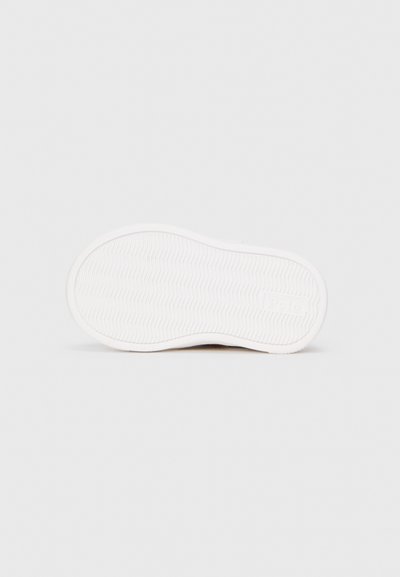 Sola de sapato de borracha branca, com uma superfície texturizada com um padrão de espinha de peixe e um pequeno logótipo da marca em relevo. Design uniformemente plano.