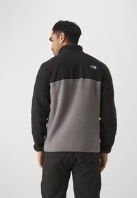 The North Face YUMIORI 1/4 ZIP - Suéter de forro polar - smoked grey/black