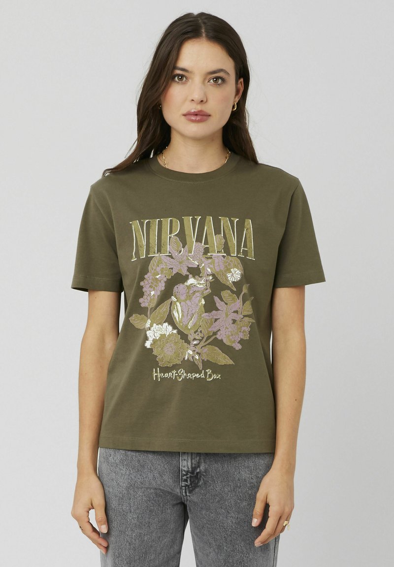 T-shirt en coton vert olive avec un design graphique floral et le texte "NIRVANA" ainsi que "Heart-Shaped Box" en accents blancs et dorés.
