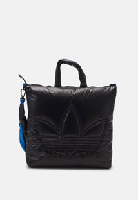Sac noir matelassé avec un logo Adidas texturé, deux poignées courtes et une sangle bleue. Comprend une fermeture éclair et une finition lisse et brillante.