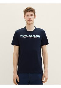 T-shirt à col rond marine avec "TOM TAILOR Essentials" en texte bleu clair et rose sur la poitrine. Manches courtes, tissu en coton doux.