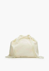 Kremowy worek ze sznurkiem wykonany z miękkiego materiału. Posiada marszczony szczyt z dwoma związanymi sznurkami oraz subtelne logo na dole.