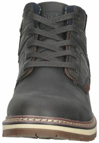 Schwarze Lederknöchelstiefel mit runder Zehe, Schnürung vorne, gepolstertem Kragen, brauner Sohle und kontrastierenden Nähdetails.