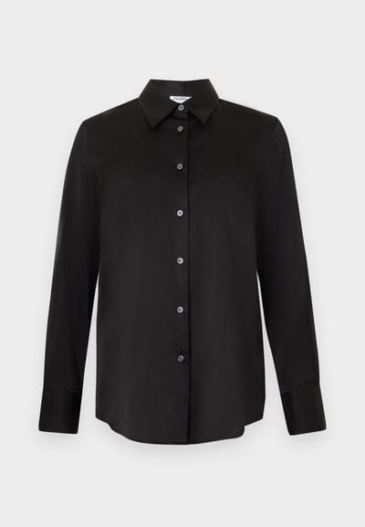 Μαύρο μακρυμάνικο πουκάμισο με στρόγγυλο γιακά και επτά κουμπιά, απεικονισμένο σε ανοιχτό γκρι φόντο.