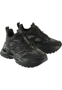 Fekete, masszív dizájnnal rendelkező sportcipők, hálós betétekkel és ezüst szegecsekkel, textúrált gumitalppal és a nyelvén jól látható márka logóval.