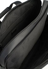 Zwarte laptoptas met een interieur met meerdere zakken; heeft een gladde textuur, stoffen voering en een ritscompartiment voor organisatie.