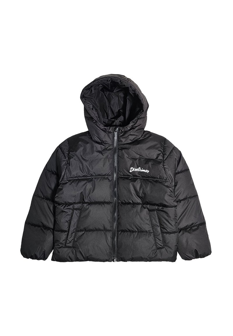 Giubbotto puffer nero con cappuccio, dotato di zip frontale, sezioni cucite e tasche laterali. Presenta un logo marchiato sul petto.