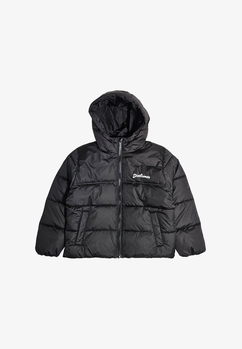Giubbotto puffer nero con cappuccio, dotato di zip frontale, sezioni cucite e tasche laterali. Presenta un logo marchiato sul petto.