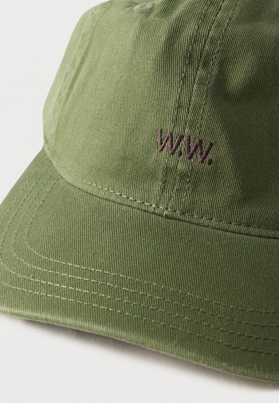 Καπέλο μπέιζμπολ ελιάς με κυρτό γείσο και καφέ κεντημένο "W.W." στο μπροστινό πάνελ.