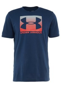 Granatowa koszulka z krótkim rękawem z dużym czerwonym i szarym logo Under Armour oraz napisem umieszczonym na środku klatki piersiowej.