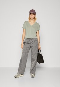 MSCH Copenhagen FENYA V NECK TEE - Tricou basic - green milieu