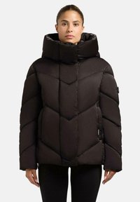 Giacca a vento nera con motivo a zig-zag, colletto alto e una texture liscia e lucida. Tasche con zip ai lati.