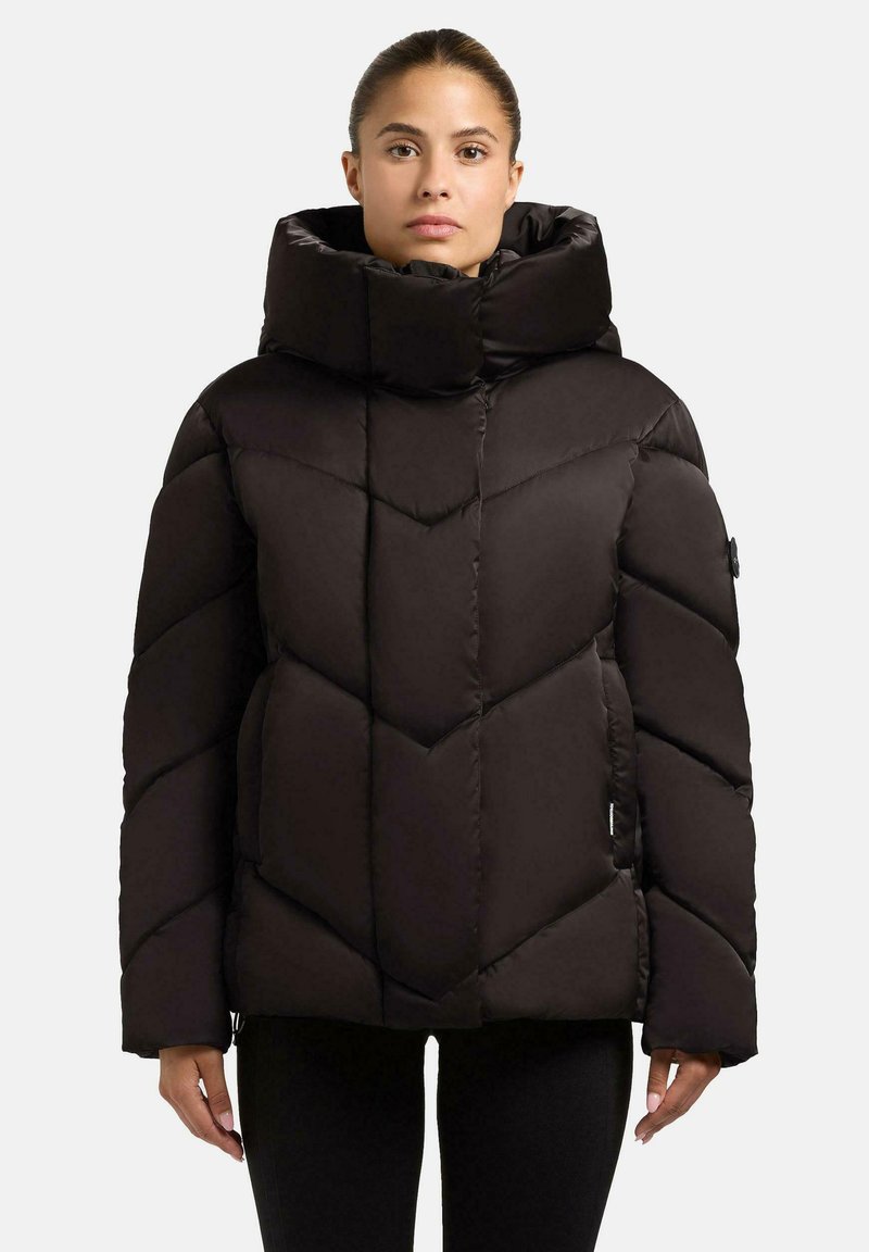 Schwarze Daunenjacke mit einem V-förmigen Steppmuster, hohem Kragen und einer glatten, glänzenden Textur. Mit Reißverschlusstaschen an den Seiten.